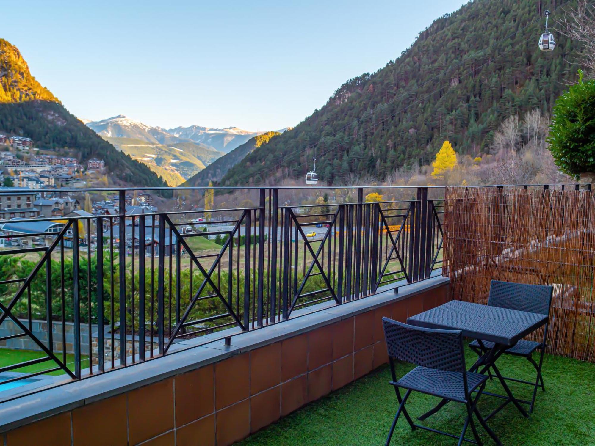 Hotel Princesa Parc Excellence อรินซัล ภายนอก รูปภาพ A balcony in the Swiss Alps